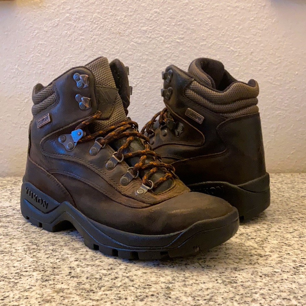Yukon kids leather work boots. Used like new. Snow and water proof